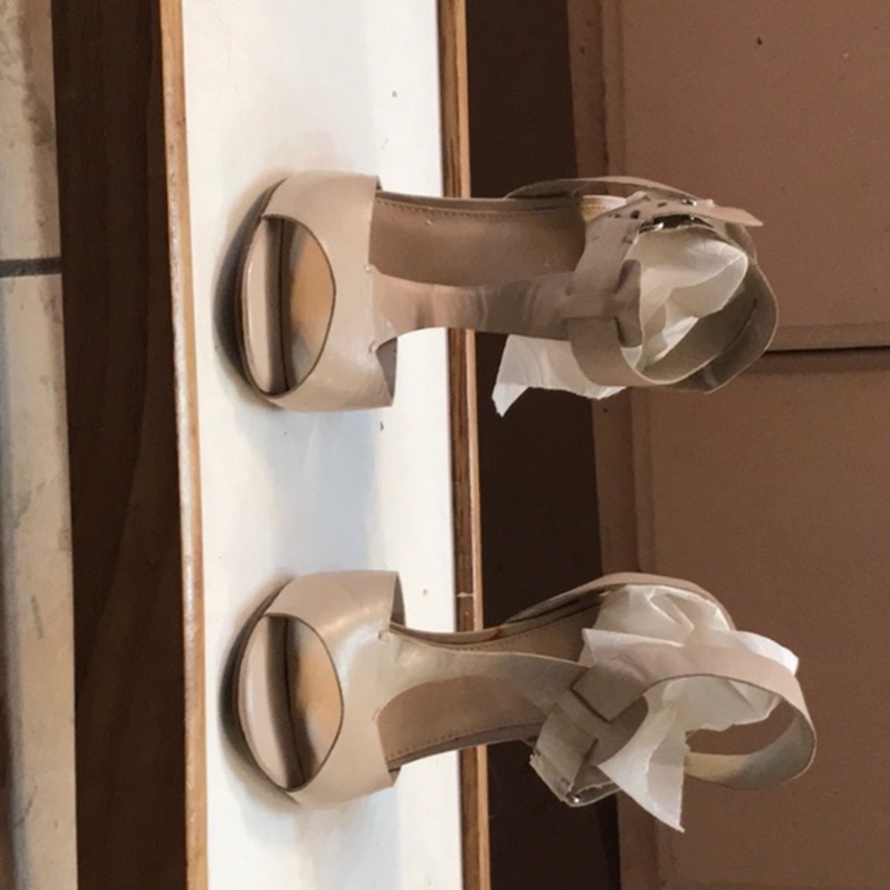 Ladies sandal, ankle strap, very soft leather
